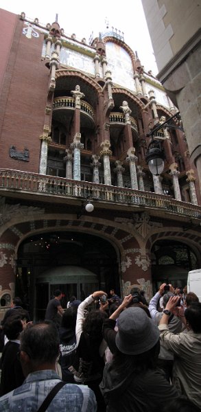 palau de la musica.jpg - Allemaal een foto maken van het Palau de la Música Catalana. Het concertgebouw van Barcelona. De bustes op de balkons zijn van Palestrina, Bach en Beethoven.